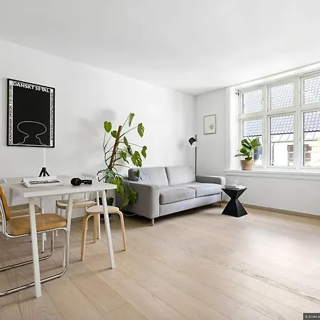 In Cute And Relaxing Neigbourhood Apartment *