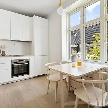 In Cute And Relaxing Neigbourhood Apartment *